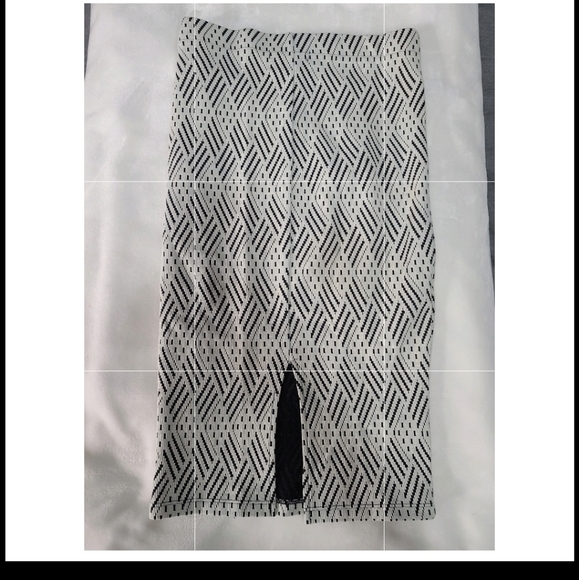 2/25$ 🛍 Patterned Midi Skirt - Picture 2 of 2